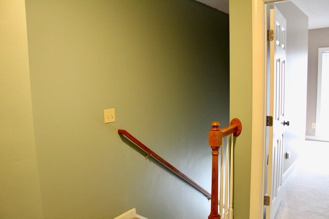 Building Photo - Large Townhome with a garage for rent! Lar...