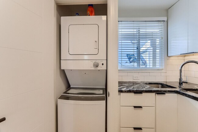 Building Photo - Pearl Street 1BR | Walkable, Remodeled, Covered Parking