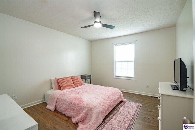 Building Photo - 114 Twin Lakes Dr