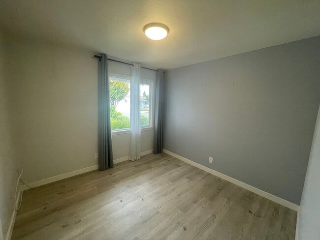 Building Photo - $3690 -- Charming, Centrally Located Singl...