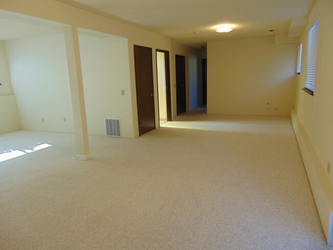 Building Photo - Spacious and Sunny 5 Bedroom/2.5 Bath in E...