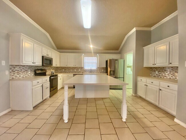 Building Photo - Great 3 bed 2 bath now available in Frensh...
