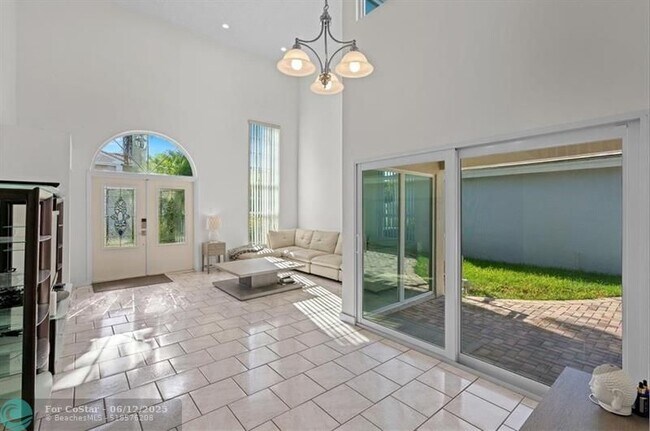 Building Photo - 611 Royal Palm Way