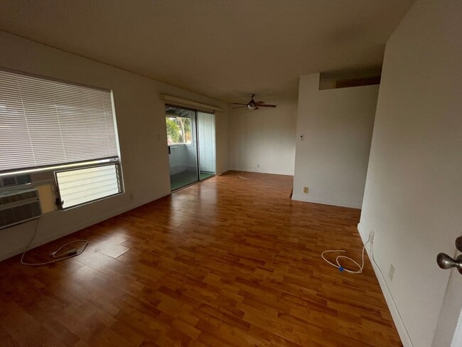 Building Photo - Spacious 2 Bedroom Townhouse w/ Parking in...