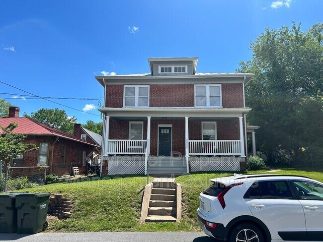 Building Photo - 204 W Peabody St