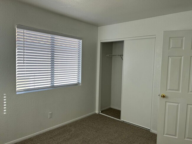 Building Photo - 4 Bedroom Pool Home