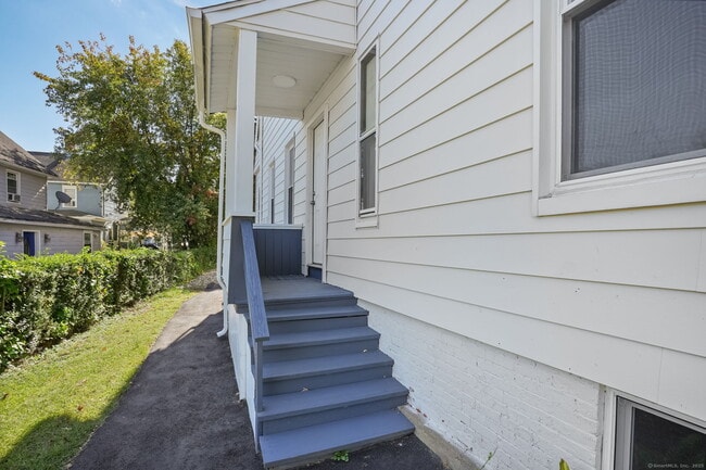 Building Photo - 10 Perry Hill Rd