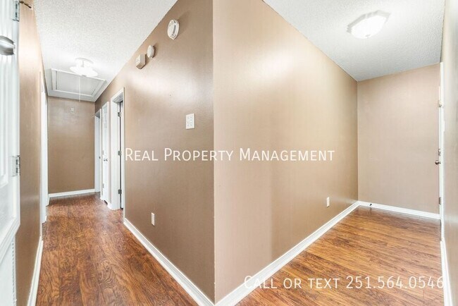 Building Photo - 9631 Royal Woods Dr N