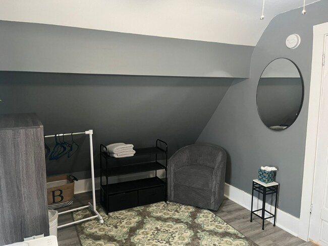 Building Photo - 207 New York St