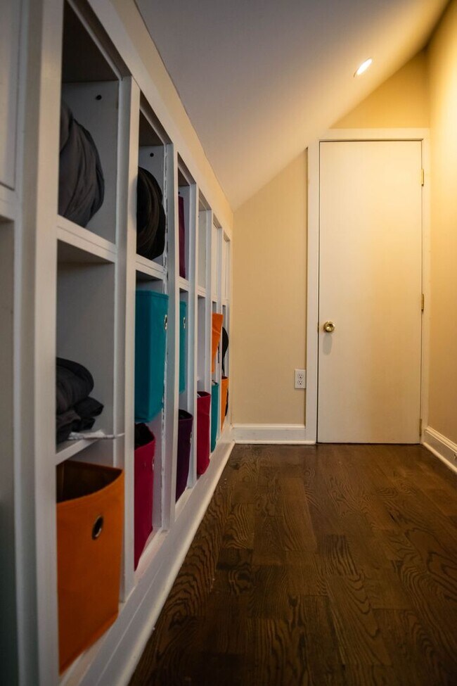 Building Photo - Gorgeous 4-Bed 2-Bath in Beaver Hills