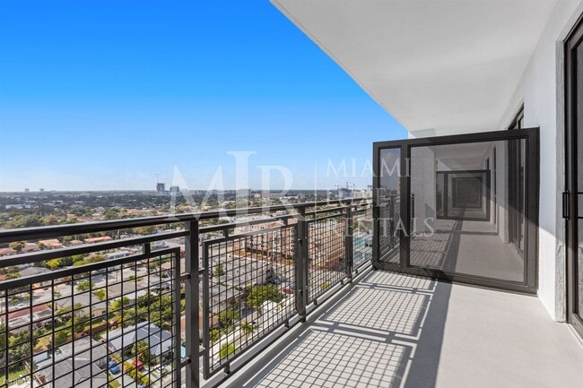 Building Photo - Studio, 1 bath Condo - 3180 Coral Way Spac...