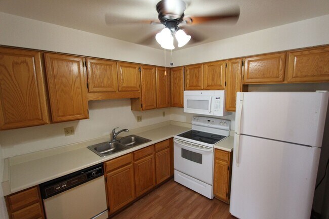 Building Photo - 2645 Valley View Dr