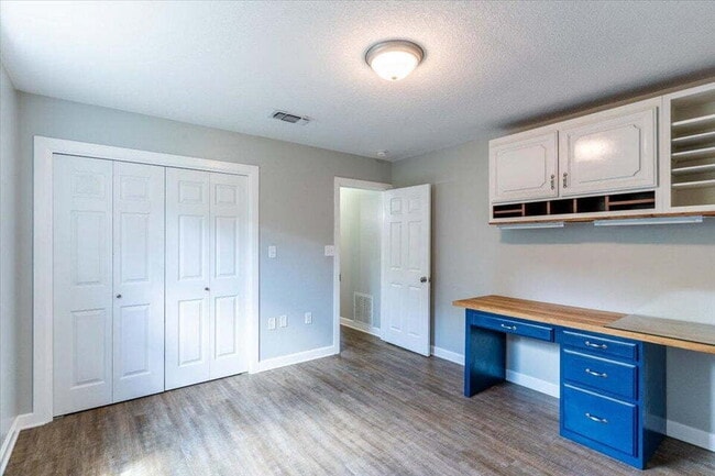 Building Photo - "Charming 3-Bed Oasis with Private Pool in Fort Walton Beach!"