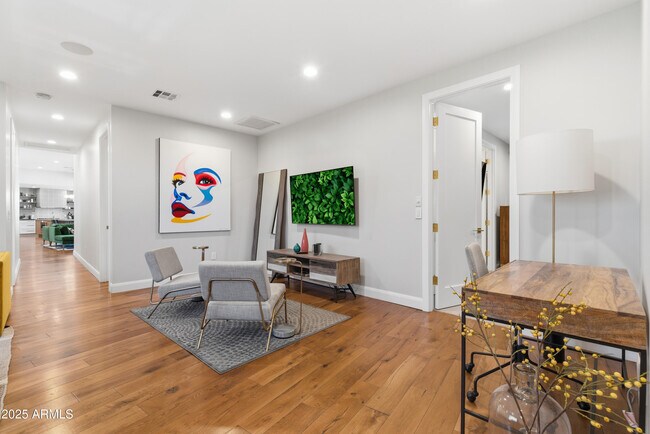 Building Photo - 4601 N Royal View Dr