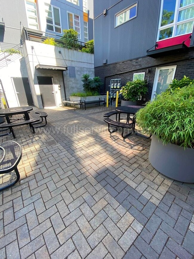 Building Photo - Modern Live/Work Northgate Townhome w/ Rooftop Deck, Luxury Bosch Kitchen & Dual Suites
