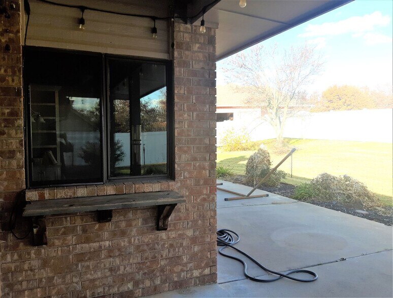 Building Photo - 8000 Pleasant Oaks Dr