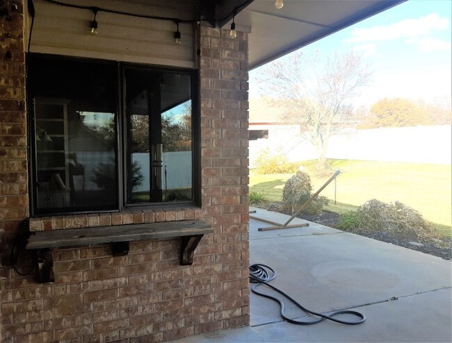 Building Photo - 8000 Pleasant Oaks Dr