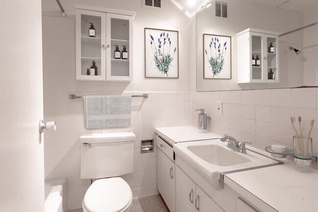 Building Photo - West Franklin Apartments