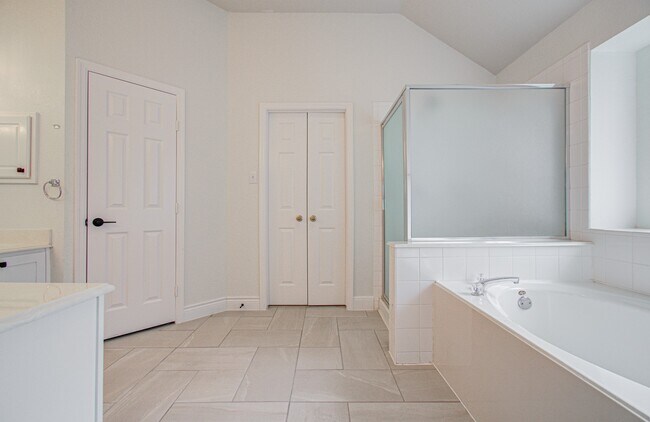 Building Photo - 2311 Meadow Briar Dr