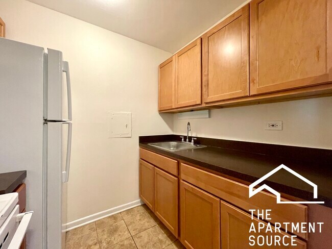 Building Photo - 6002 N Kenmore Ave