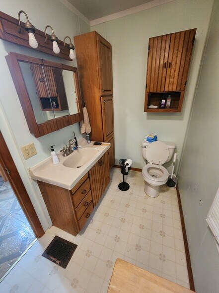 Building Photo - 123 W Mohawk St