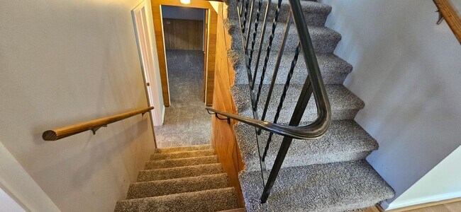 Building Photo - Beautiful Virginia Vale 4 Bedroom Split Level - New Paint, Carpet, Blinds - AVAILABLE NOW!