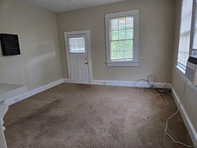 Building Photo - FOR RENT with a Riverview!