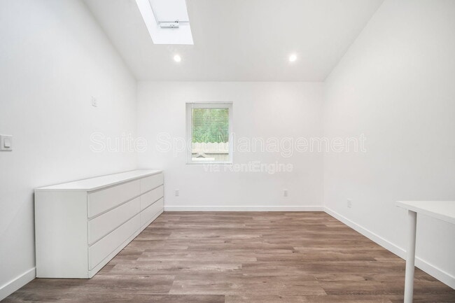 Building Photo - 420 N Batavia St