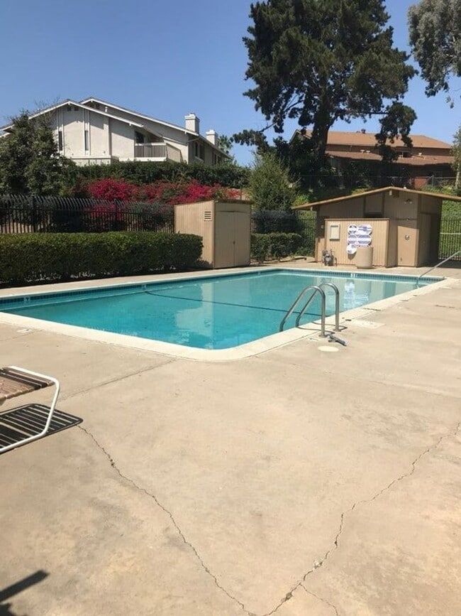 Building Photo - Stunning 3-Bedroom 1.5 bath home located i...
