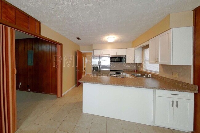 Building Photo - 7819 Lisa Dr E