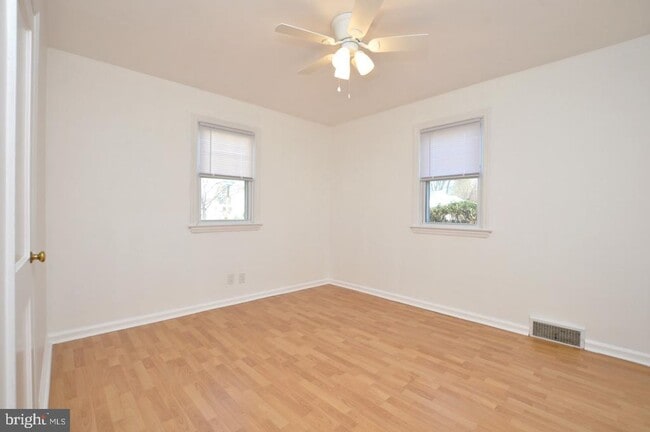 Building Photo - 432 N Coles Ave