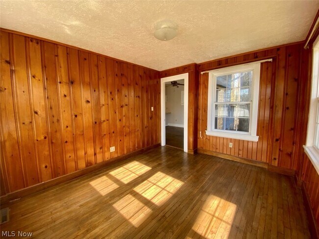 Building Photo - 623 Doris Ave