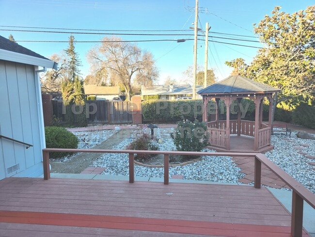 Building Photo - Spacious 4 Bed/2 Bath /1,970 square foot h...