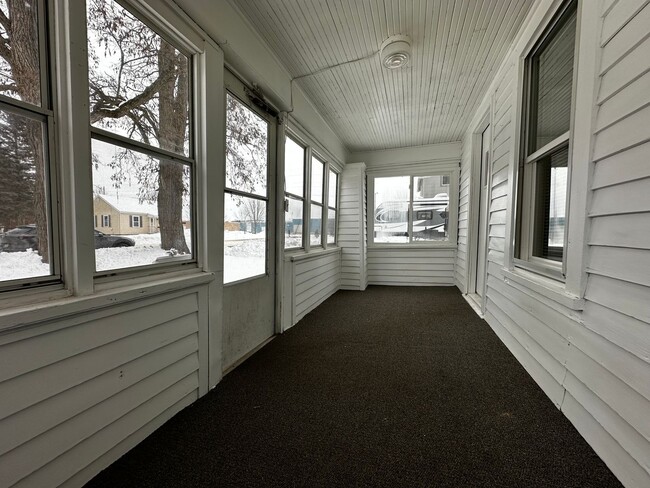 Building Photo - Recently Renovated 3 Bedroom 1 Bath Single...