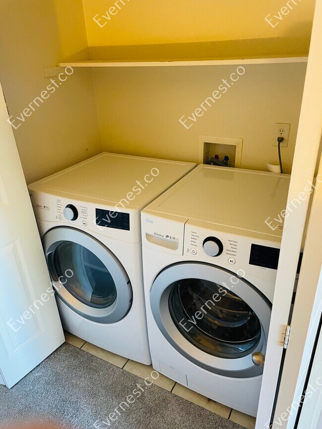 Building Photo - 3-Bed/2.5-Bath/