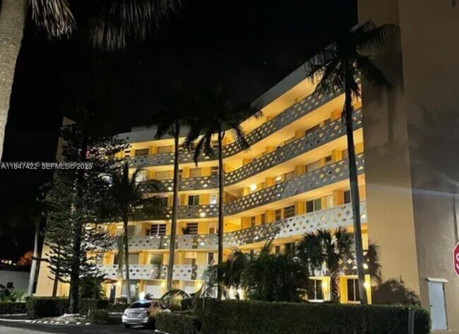 Building Photo - 2400 NE 9th St