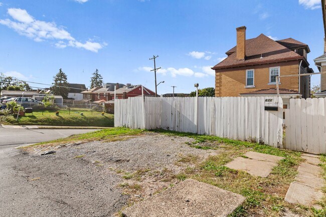 Building Photo - 5 bed 1 bath - newly updated, tons of space, central air, off street parking, laundry