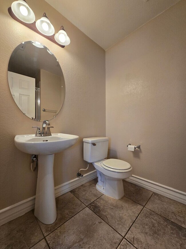 Building Photo - An Amazing NW Home! Over 3300 sq ft w/ pool & spa! Must see!