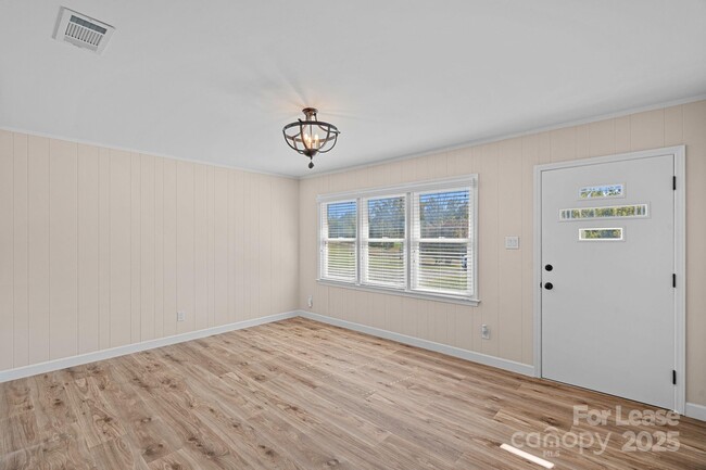 Building Photo - 540 Hoover Rd