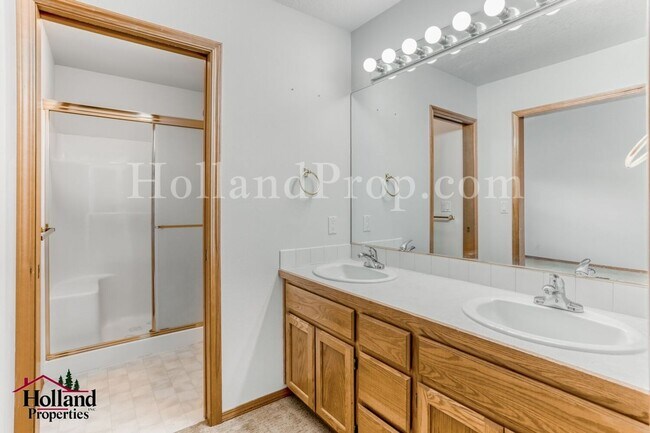 Building Photo - Pet-Friendly Hillsboro Home with Brand New Carpets and Fresh Paint!