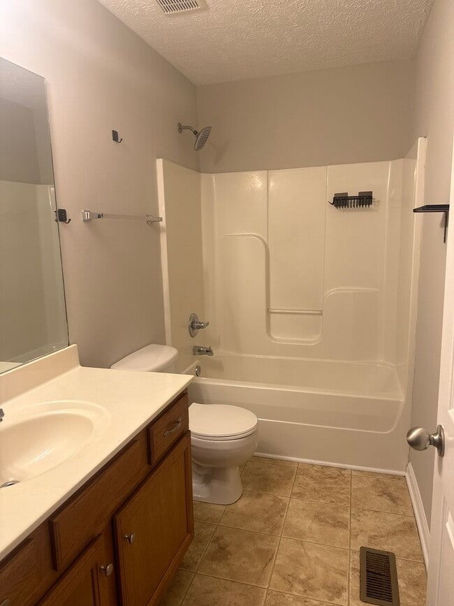 Building Photo - 3 bedroom 2 bath home in Stewarts Creek area.