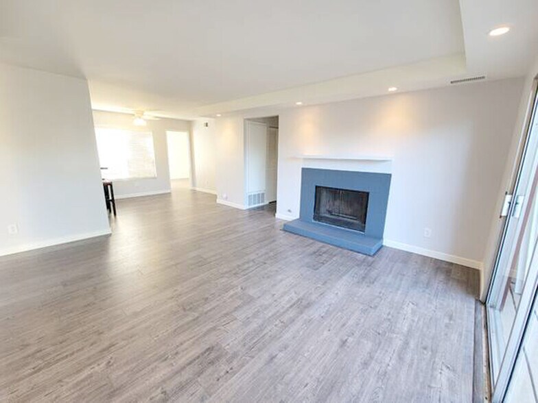 Large family room with fireplace - 6530 College Grove Dr