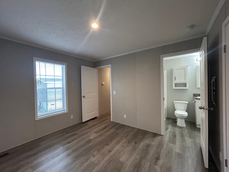 Building Photo - 11424 Oakgrove Dr