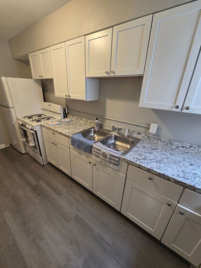Building Photo - 987 Lilley Ave