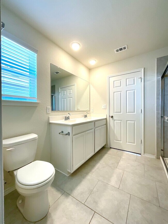 Building Photo - **APPLICATION RECEIVED** AVAILABLE NOW- Energy-Efficient 4/3 Home with Solar Panels & Pool Access!