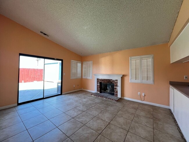 Building Photo - 3 Bedroom 2 Bathroom House with Swimming P...