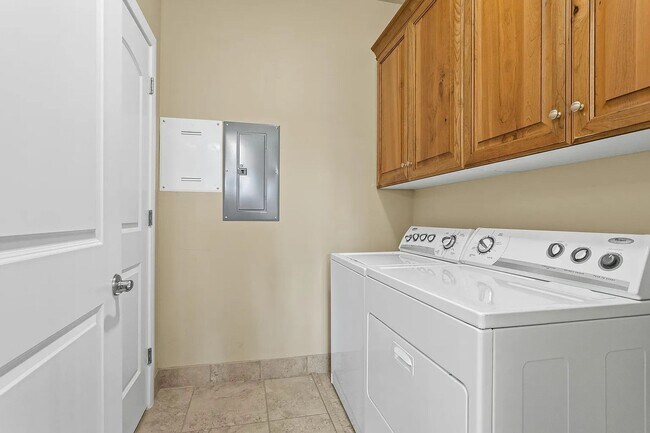 Building Photo - Fully Furnished 2 Bedroom Home.
