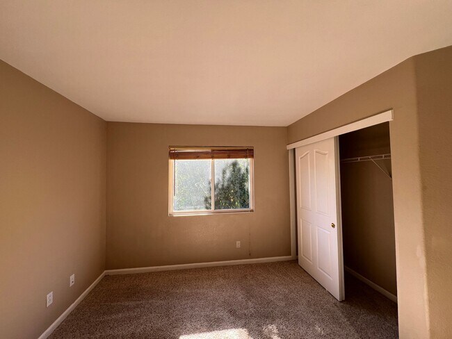 Building Photo - Highly Saught After Stonelake 4 Bedroom with Gorgeous Master Suite!