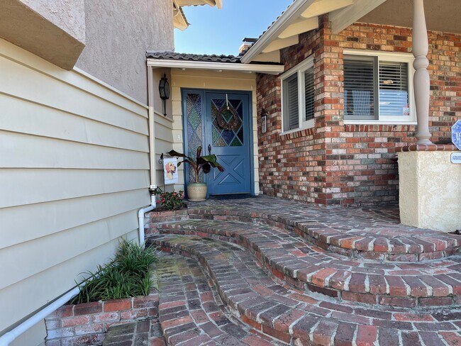 Building Photo - 19 Bronco Dr