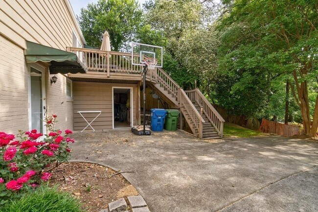 Building Photo - 2875 Lookout Pl NE